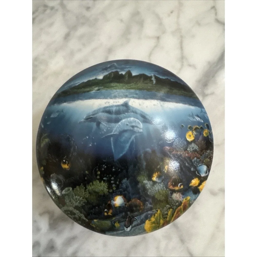 THE DANBURY MINT DOLPHINS BLUE HAWAII TROPICAL WONDERLAND PORCELAIN MUSIC BOX
